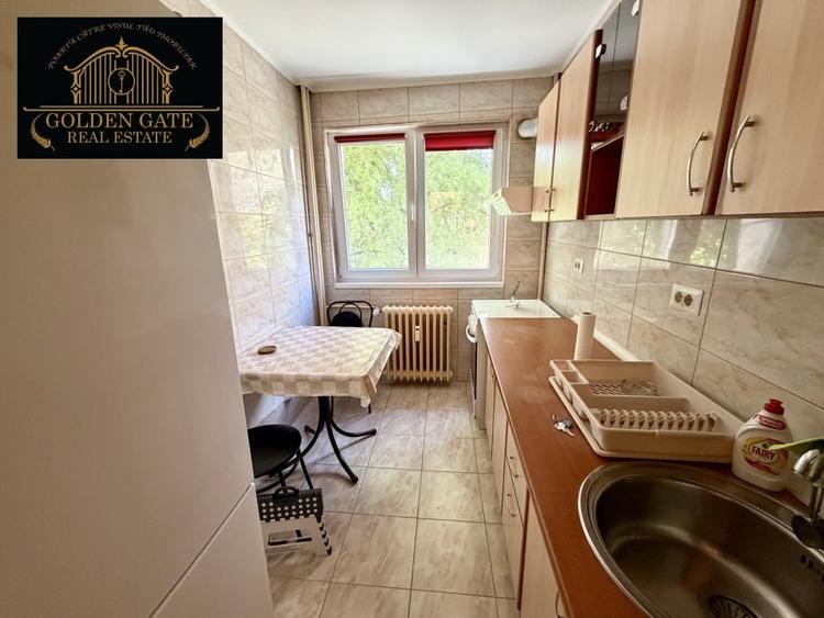 Apartament cu 3 camere semidecomandat, mobilat în Dristor