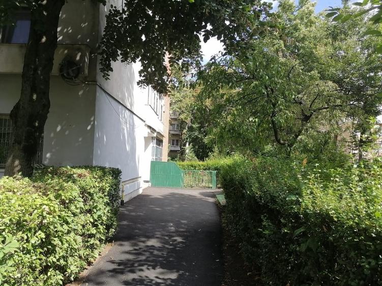 Apartament cu 3 camere semidecomandat, mobilat în Trivale