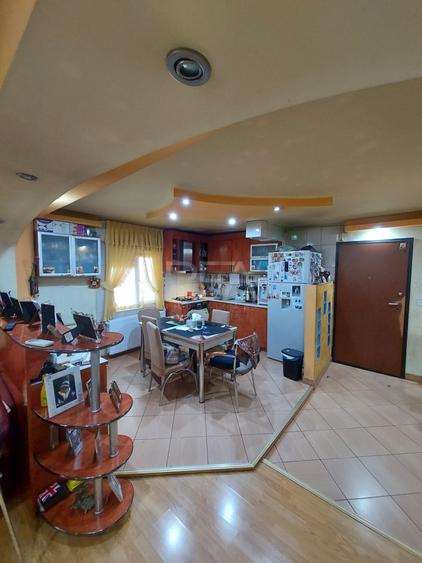 Apartament cu 3 camere semidecomandat, mobilat în Vitan Mall