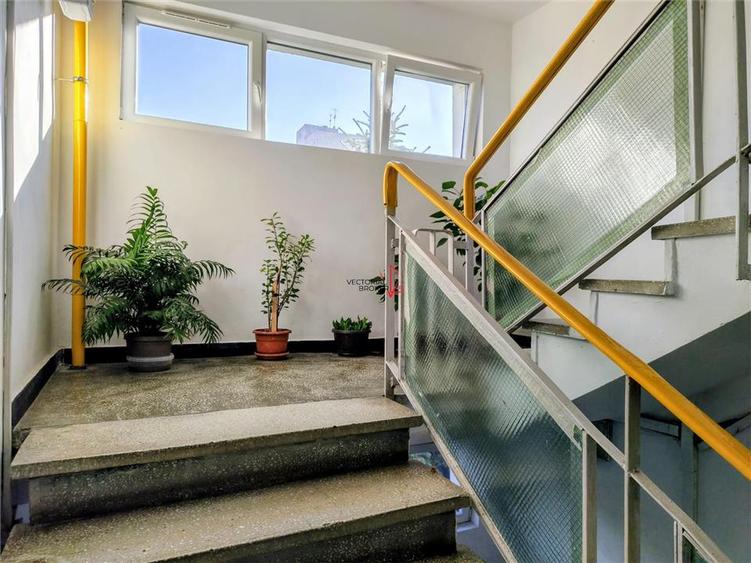 Apartament cu 3 camere semidecomandat în Titan