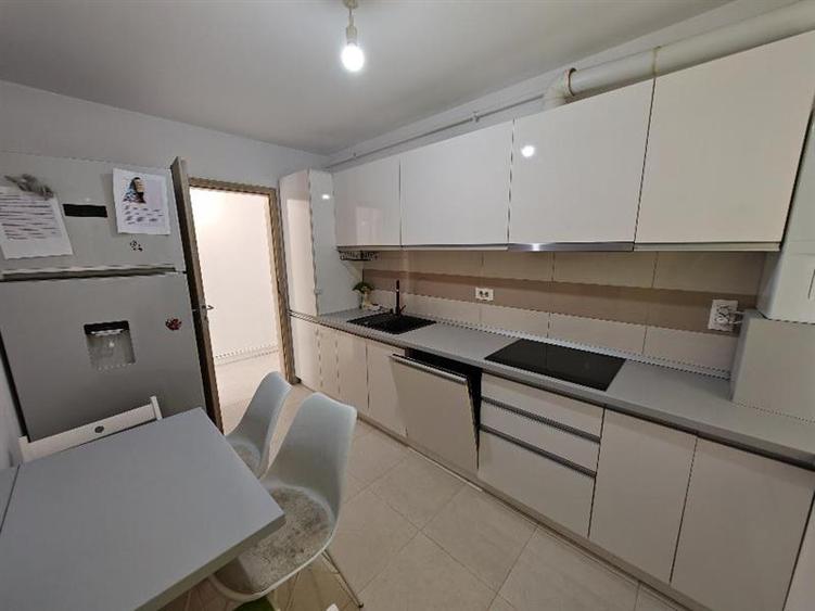 Apartament cu 3 camere decomandat, mobilat în Tractorul