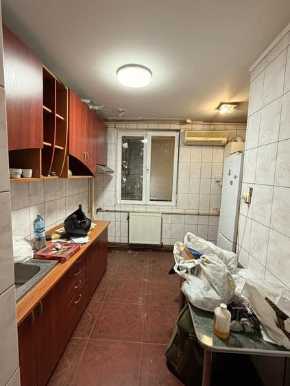 Apartament cu 3 camere semidecomandat, mobilat în Ghencea