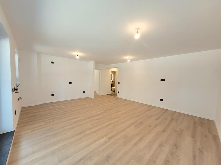 Apartament cu 2 camere nedecomandat în Tractorul