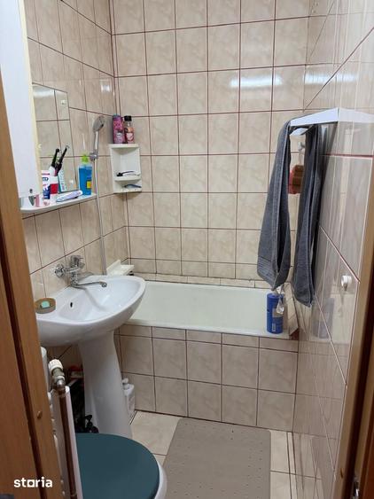 Apartament cu 3 camere semidecomandat, mobilat în Florilor