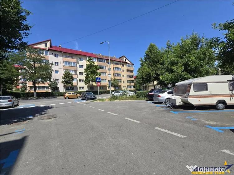 Apartament cu 3 camere decomandat în Noua