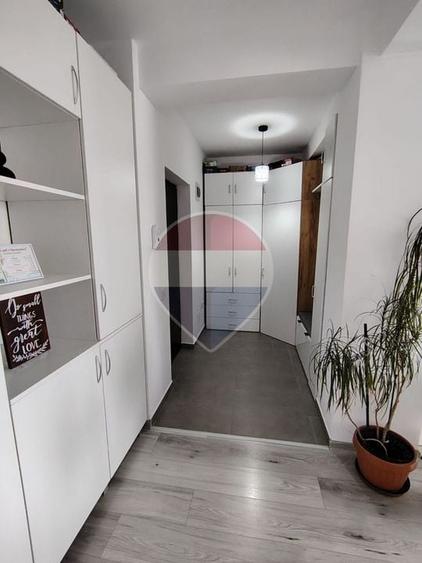 Apartament cu 2 camere semidecomandat, mobilat în Florești
