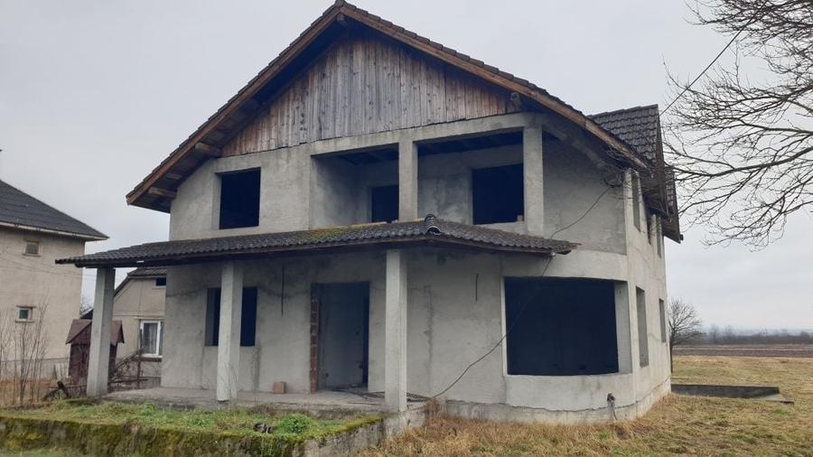 Casă cu 4 camere în Fărcașa