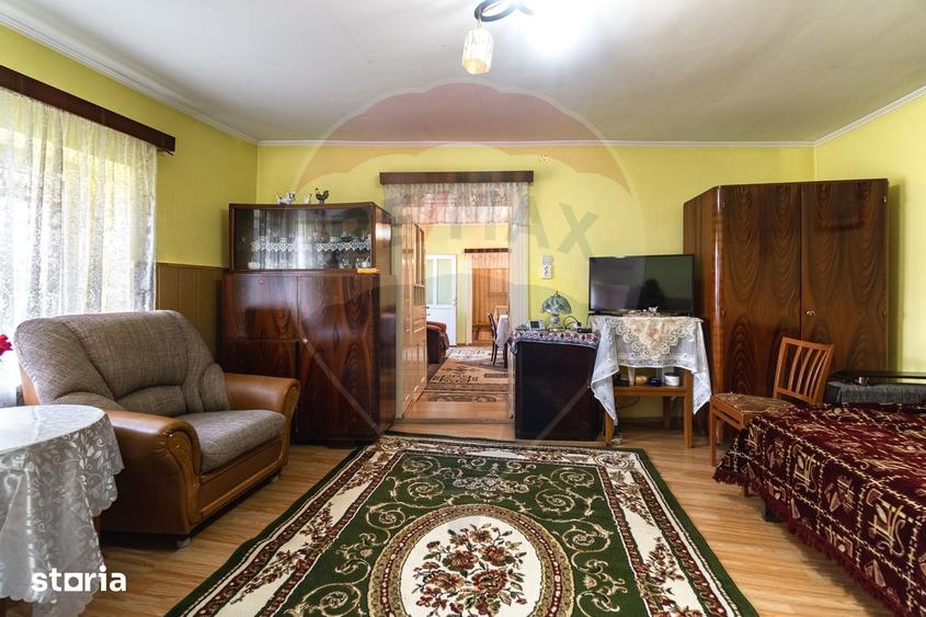 Casă cu 4 camere cu Teren 1068 Mp în Părău