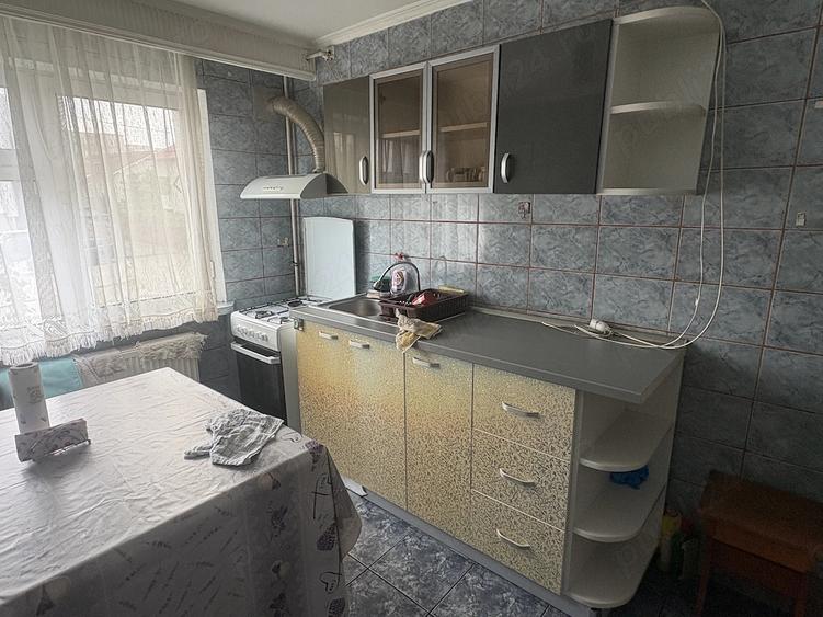 Apartament cu 3 camere semidecomandat în Găvana