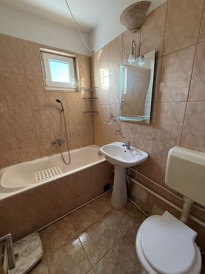 Apartament cu 3 camere semidecomandat în Drumul Carului