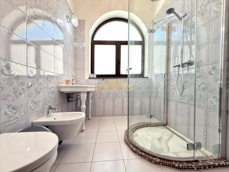 Casă individuală cu 10 camere cu Canalizare în Sisești