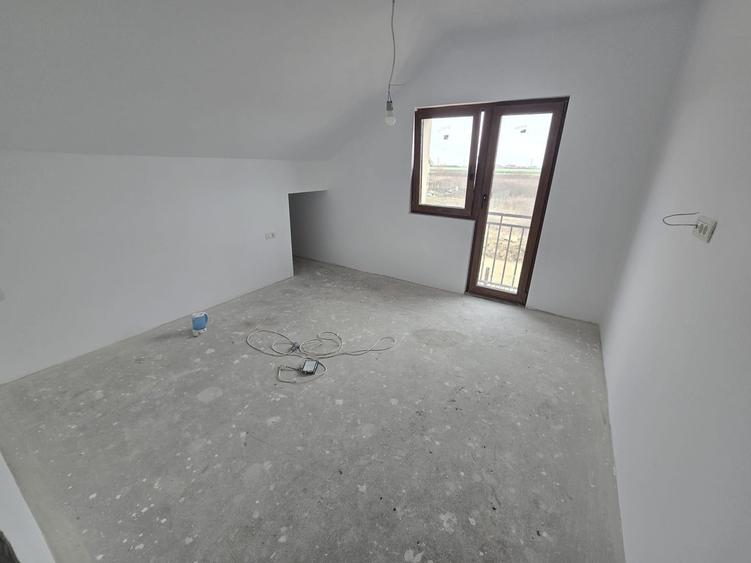 Duplex cu 4 camere cu Canalizare în Moșnița Nouă