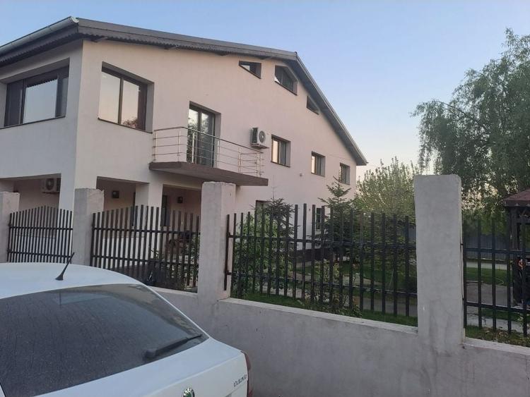 Casă cu 4 camere în Moara Domnească