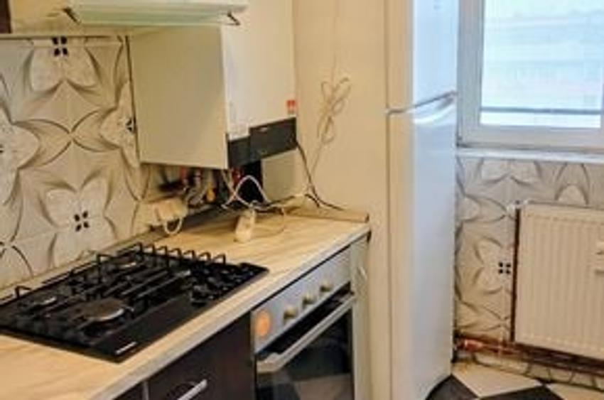 Apartament cu 3 camere semidecomandat în Bucur Obor