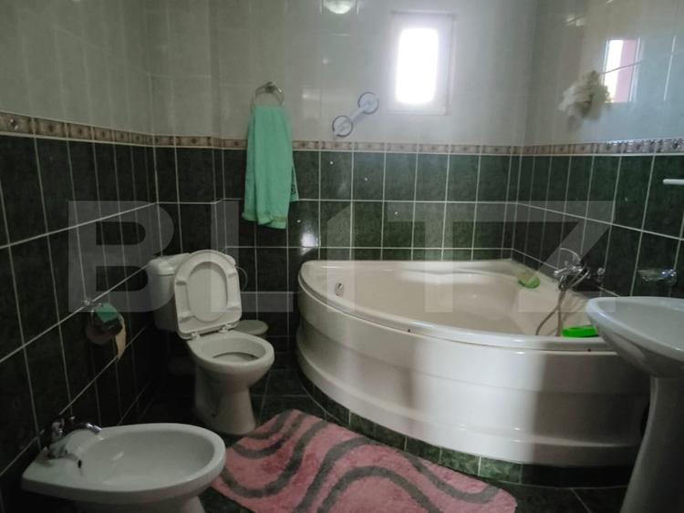 Casă individuală cu 7 camere cu Canalizare în Sud
