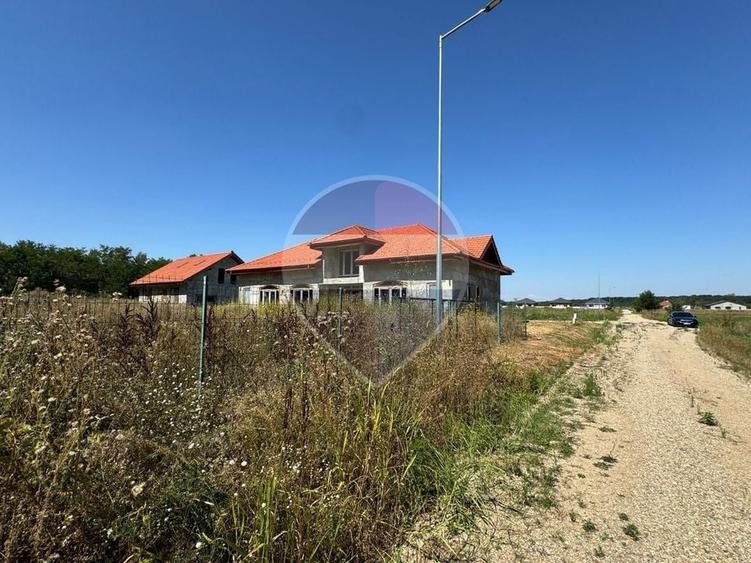Casă individuală cu 5 camere cu Teren 2781 Mp în Periș