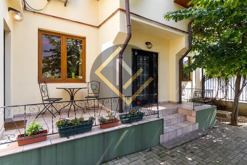 Casă individuală cu 9 camere cu Canalizare în Giulești