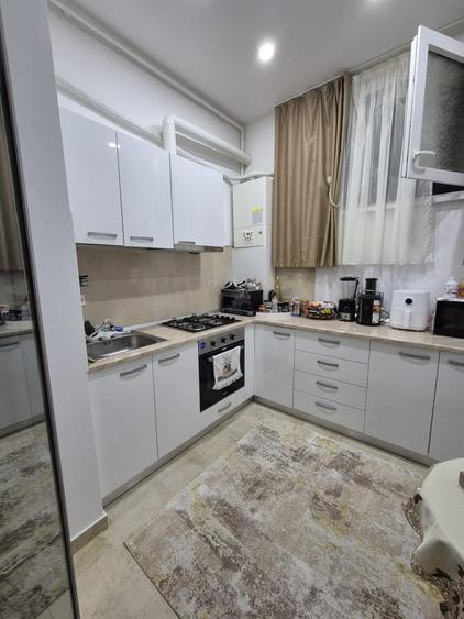 Apartament cu 3 camere decomandat în Roșu