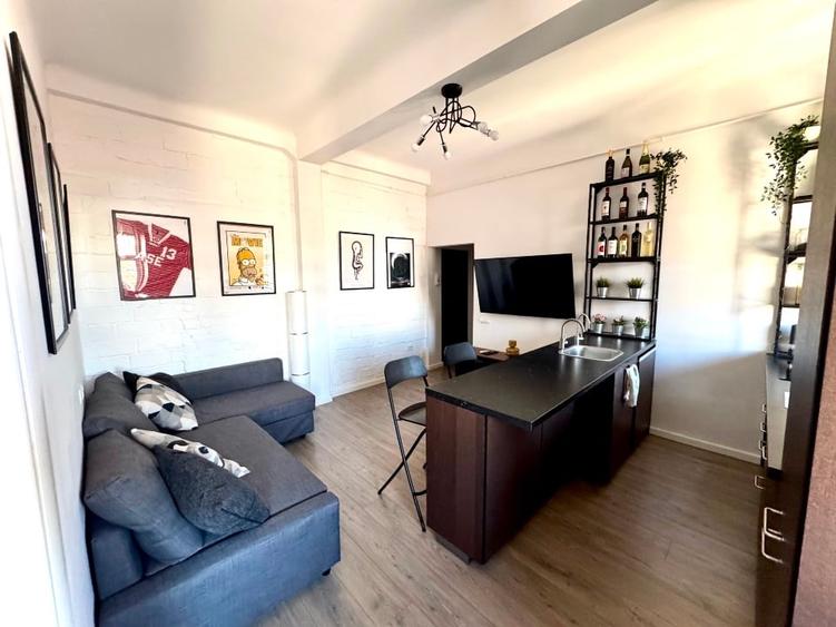 Apartament cu 2 camere semidecomandat, mobilat în P-ța Romană
