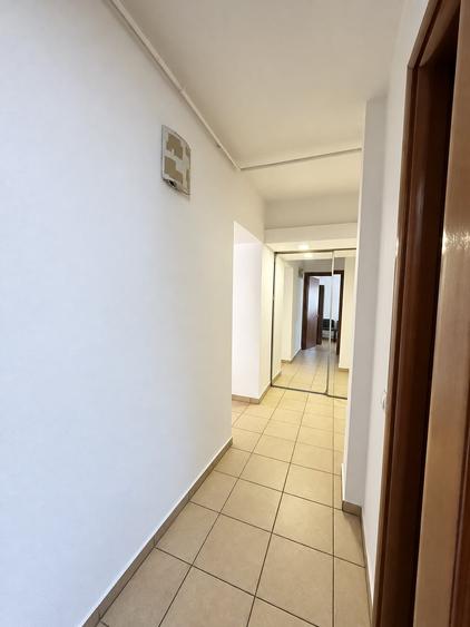 Apartament cu 3 camere semidecomandat, mobilat în Nerva Traian