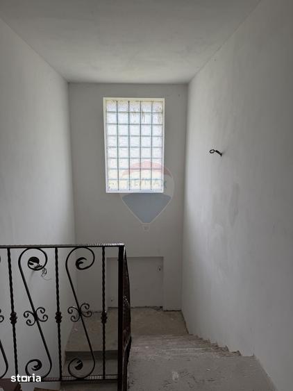 Casă cu 5 camere cu Teren 3960 Mp în Milcovul