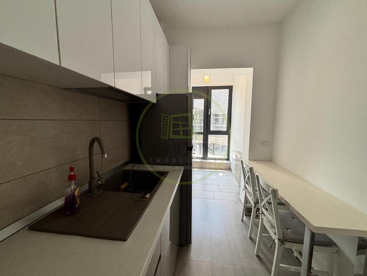 Apartament cu 2 camere semidecomandat, mobilat în 1 Mai