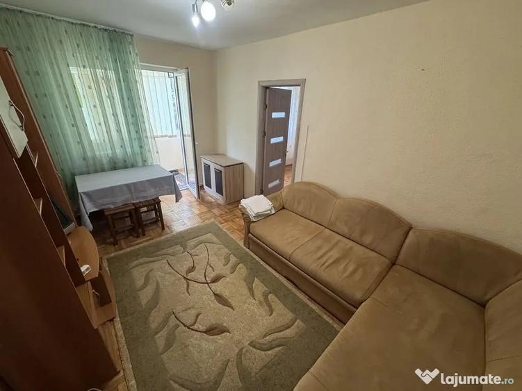 Apartament cu 3 camere semidecomandat, mobilat în Tomis Nord