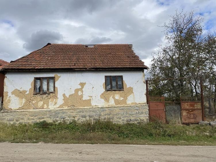 Teren de 2048 mp, în Albești