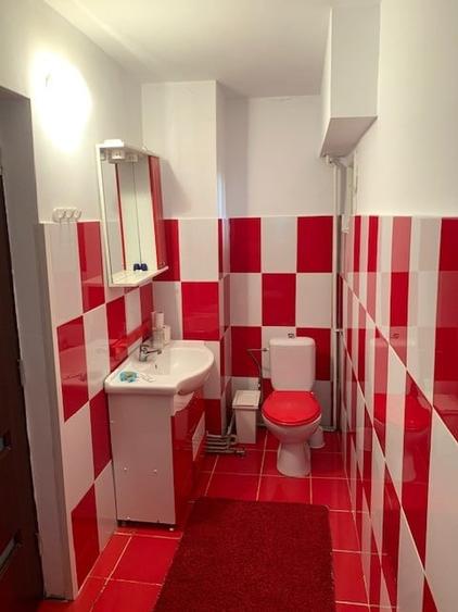 Casă individuală cu 11 camere cu Canalizare în Central