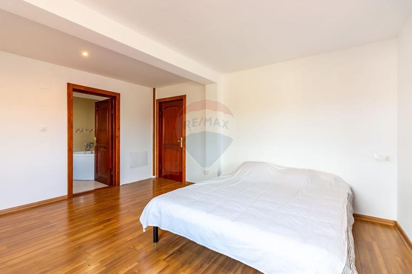 Casă individuală cu 5 camere cu Teren 2305 Mp în Pleașa