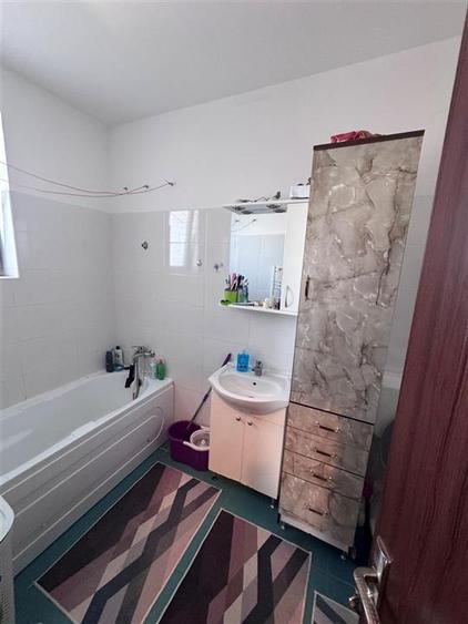 Apartament cu 3 camere semidecomandat, mobilat în Berceni