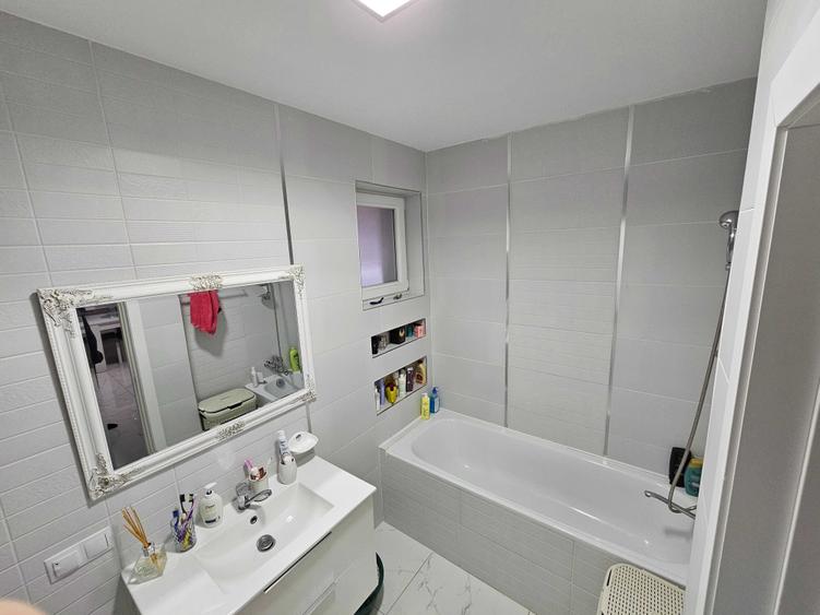 Apartament cu 3 camere decomandat în Florești