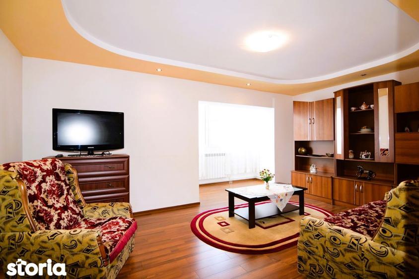 Apartament cu 3 camere decomandat în Petros