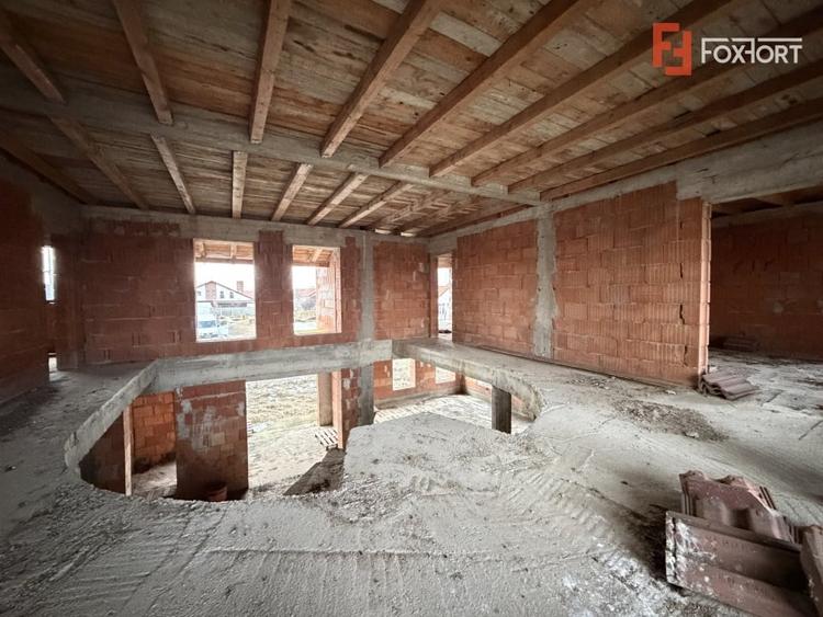 Casă individuală cu 7 camere cu Garaj în Peciu Nou