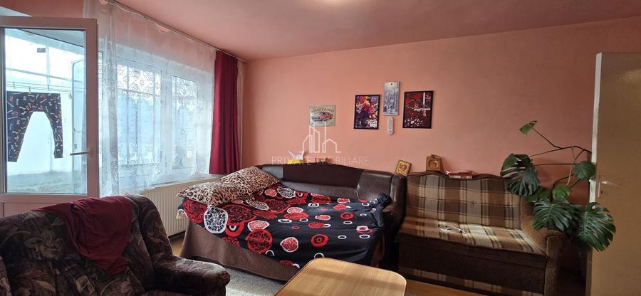 Apartament cu 3 camere semidecomandat, mobilat în Est