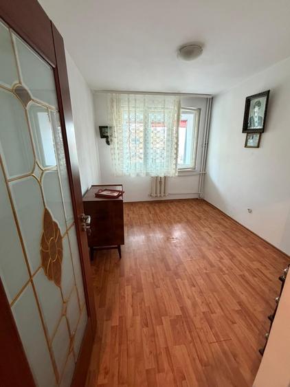 Apartament cu 4 camere decomandat, mobilat în Far