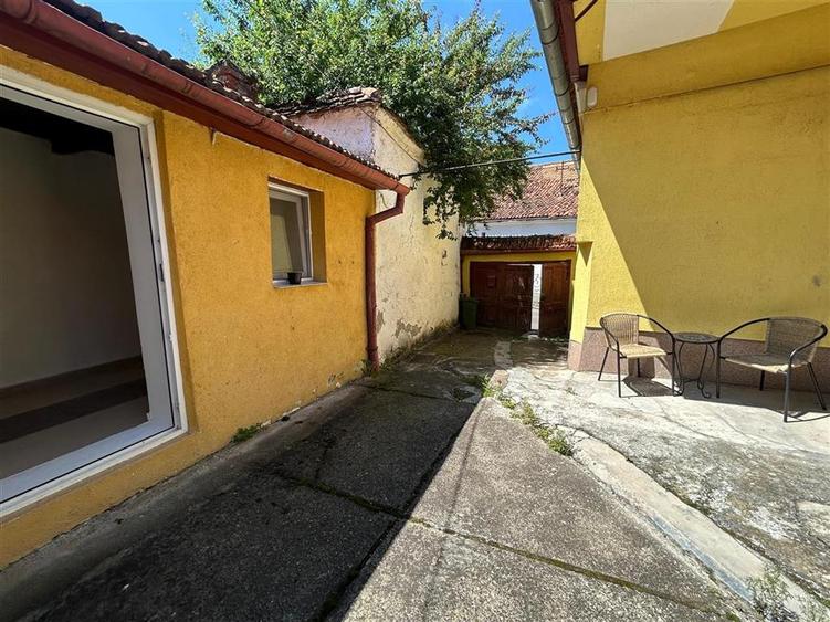 Casă individuală cu 2 camere cu Canalizare în Centrul Istoric