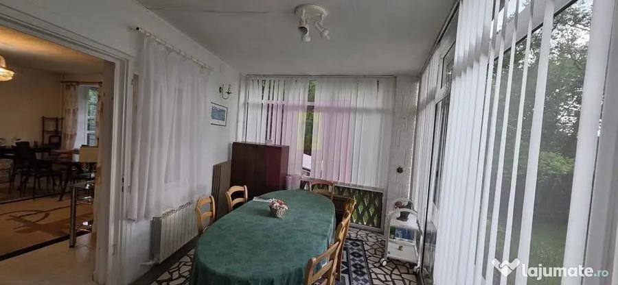 Casă cu 6 camere cu Teren 1000 Mp în Cornu