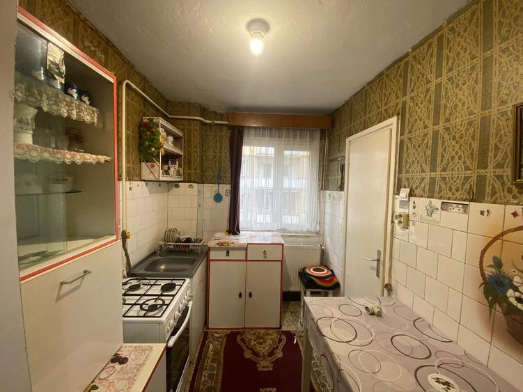 Apartament cu 3 camere semidecomandat, mobilat în Central