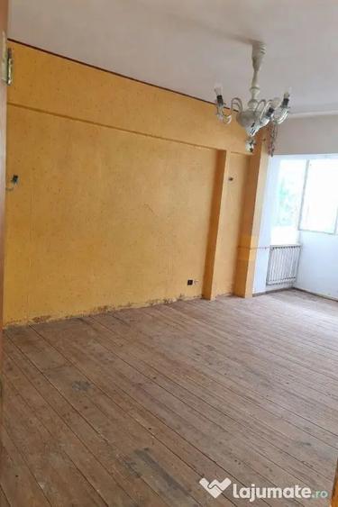 Apartament cu 4 camere decomandat în Aviației