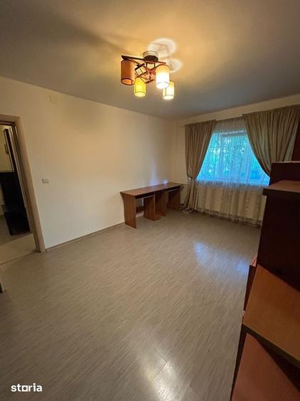 Apartament cu 3 camere semidecomandat în Șerban Vodă