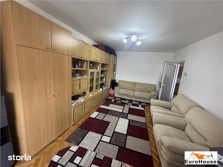 Apartament cu 3 camere decomandat în Cetate