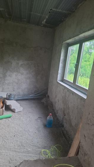 Vand casa in zona todireni centru langa primarie .este facut nou apa trasa ,curent tras, casa are 3 camere 2 bai bucatarie +living ..casa are si beci - 5