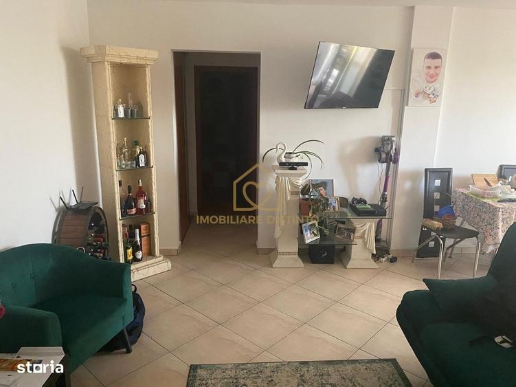 Apartament cu 3 camere decomandat în Recea