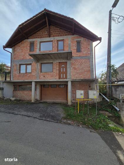 Casă cu 4 camere cu Teren 404 Mp în Central