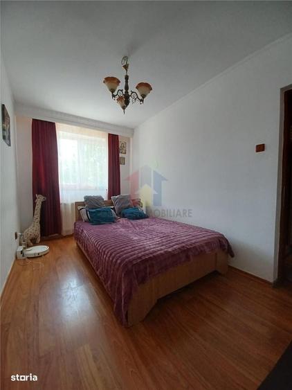 Apartament cu 3 camere semidecomandat în Calea Galați