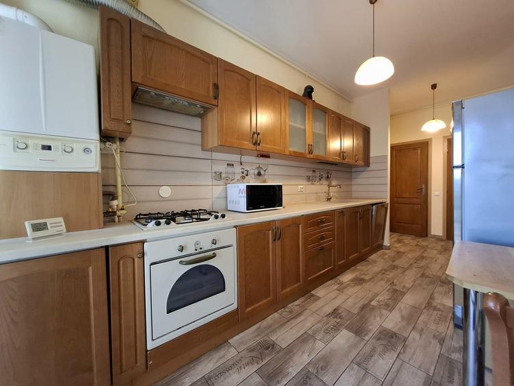 Apartament cu 4 camere semidecomandat, mobilat în Pipera