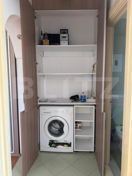 Apartament cu 3 camere semidecomandat, mobilat în Moreni