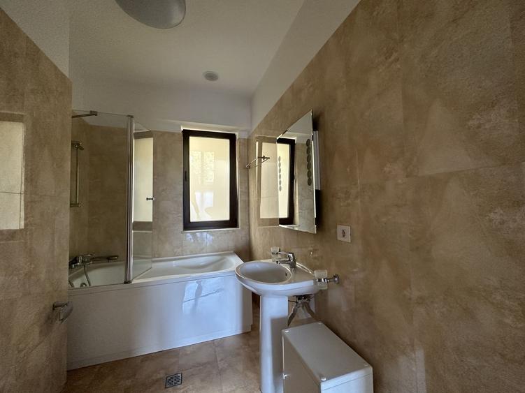 Apartament cu 4 camere semidecomandat în Herăstrău