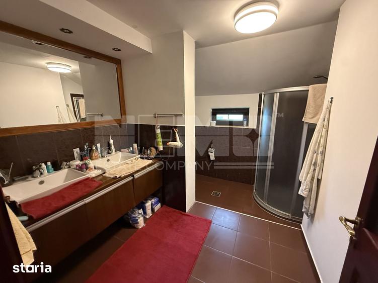 Casă cu 6 camere cu Teren 5100 Mp în Central
